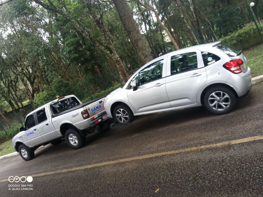 Guincho da Gama removendo um carro prata com equipamento de reboque